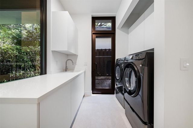 3670 Avocado Ave, Miami, FL 33133