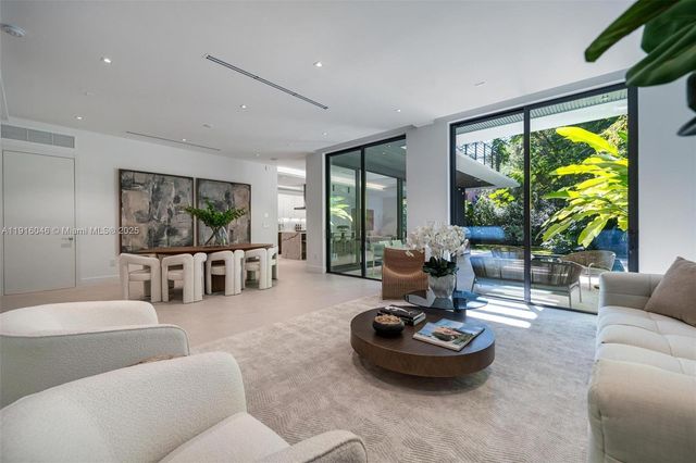 3670 Avocado Ave, Miami, FL 33133