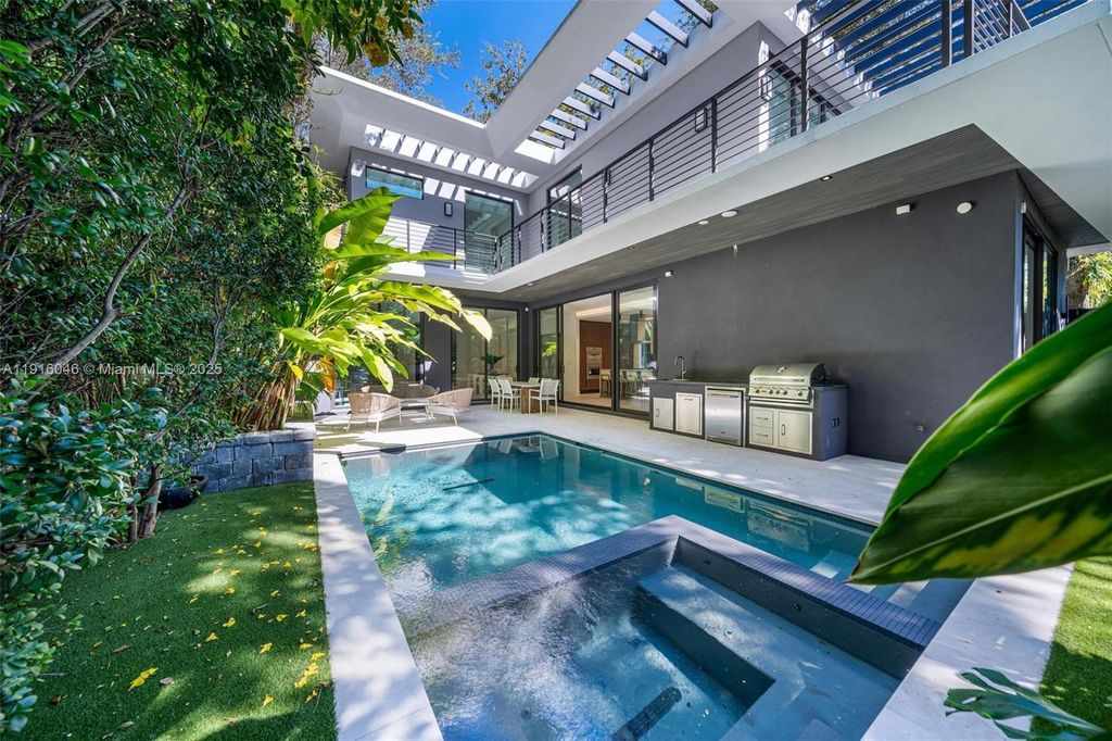 3670 Avocado Ave, Miami, FL 33133