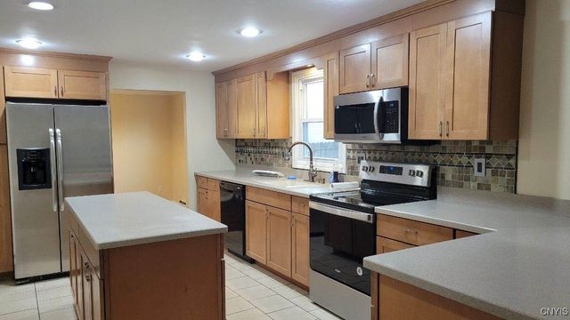 8177 Avoss Lane, Clay, NY 13041
