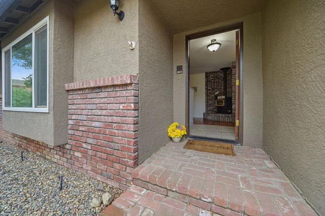 686 La Contenta Dr, Valley Springs, CA 95252