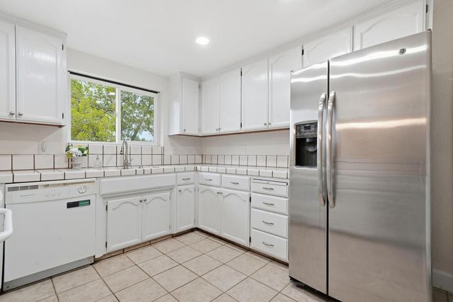 686 La Contenta Dr, Valley Springs, CA 95252