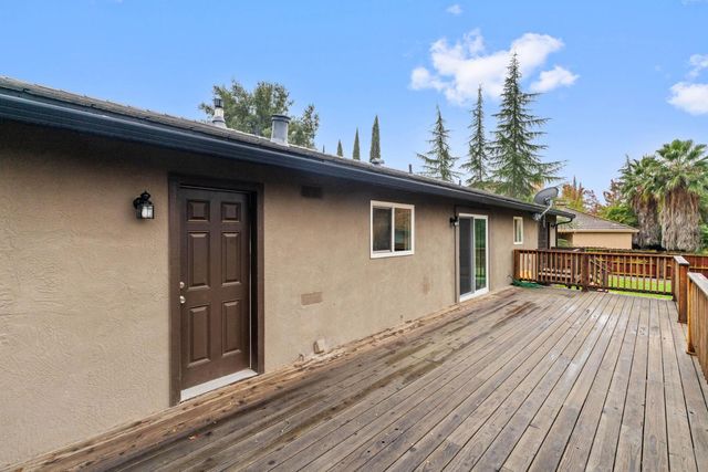 686 La Contenta Dr, Valley Springs, CA 95252