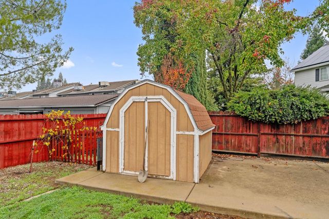 686 La Contenta Dr, Valley Springs, CA 95252