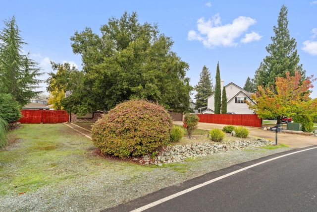 686 La Contenta Dr, Valley Springs, CA 95252