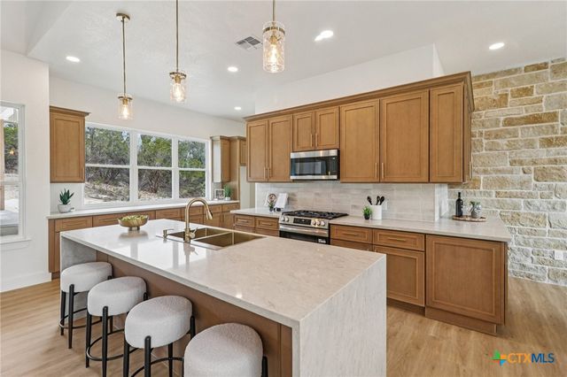 858 Rutherford, Fischer, TX 78623