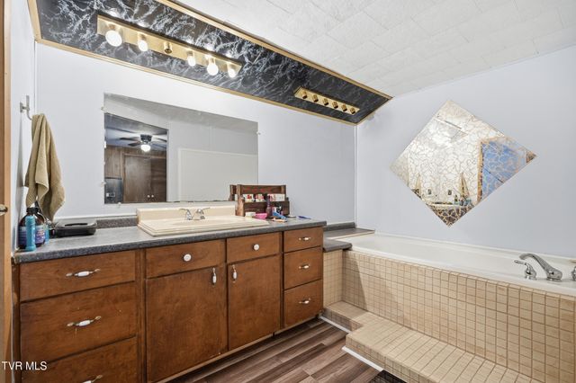 430 Arrowhead Drive, Duffield, VA 24244