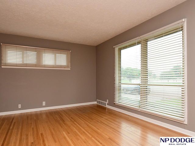 6830 Pacific Street, Omaha, NE 68106