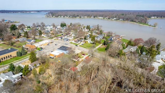 1130 S Shore Drive, Holland City, MI 49423