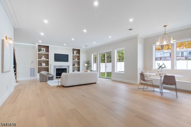 333 Harrison St, Paramus Boro, NJ 07652