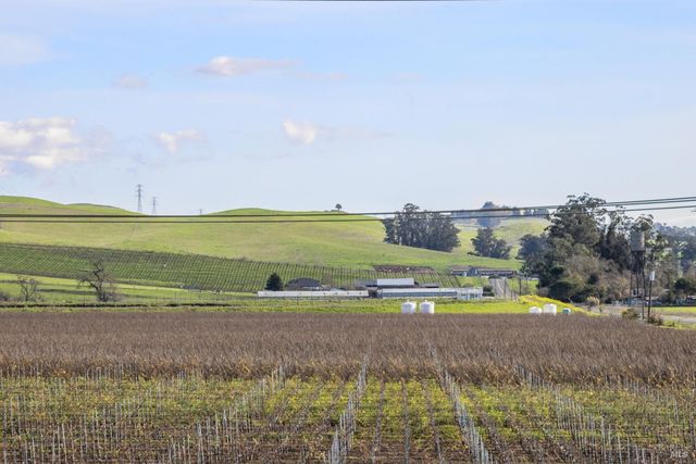 35 Princeville Ct, Petaluma, CA 94954