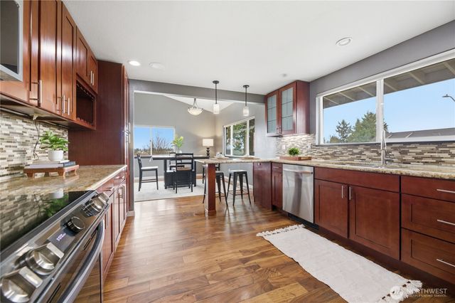 21015 30th Street Ct E, Lake Tapps, WA 98391