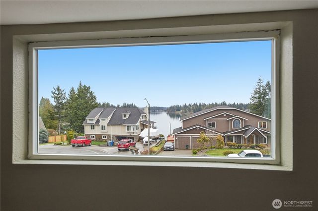 21015 30th Street Ct E, Lake Tapps, WA 98391