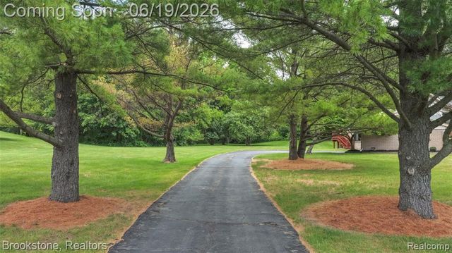 12168 Carriage Trail Circle, Davisburg, MI 48350