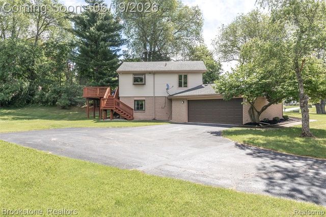 12168 Carriage Trail Circle, Davisburg, MI 48350