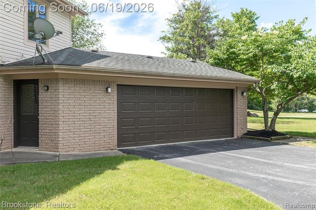 12168 Carriage Trail Circle, Davisburg, MI 48350