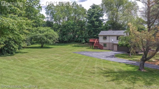 12168 Carriage Trail Circle, Davisburg, MI 48350