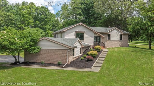 12168 Carriage Trail Circle, Davisburg, MI 48350