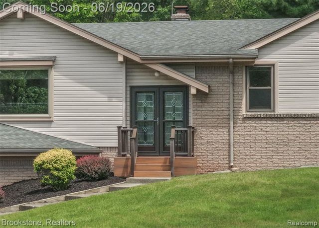 12168 Carriage Trail Circle, Davisburg, MI 48350