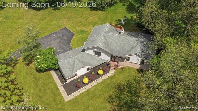 12168 Carriage Trail Circle, Davisburg, MI 48350