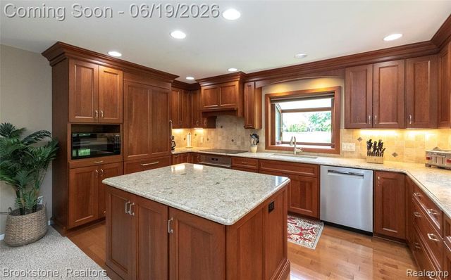12168 Carriage Trail Circle, Davisburg, MI 48350