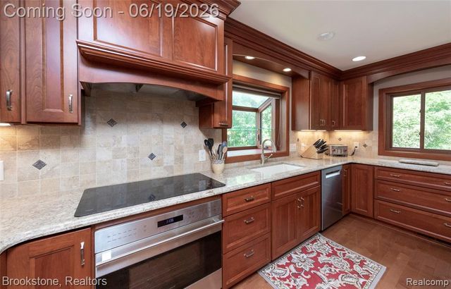 12168 Carriage Trail Circle, Davisburg, MI 48350