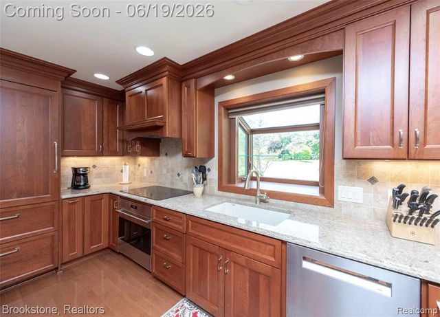 12168 Carriage Trail Circle, Davisburg, MI 48350