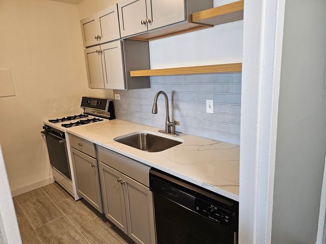 6 Whittier Place 10J, Boston, MA 02114