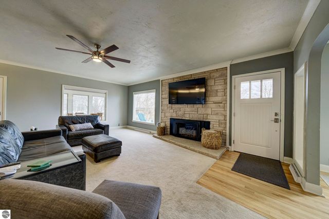 10220 S West Bay Shore Drive, Traverse City, MI 49684