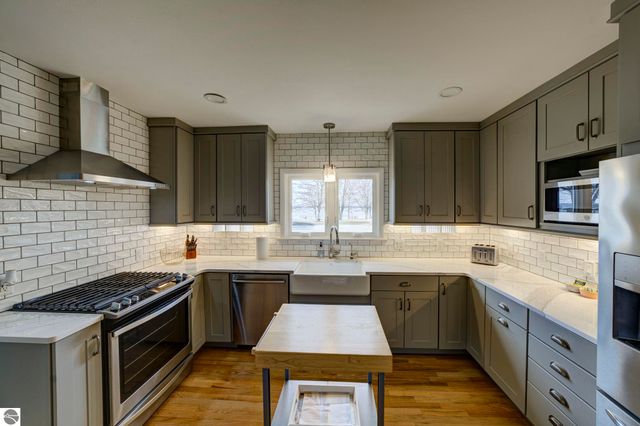 10220 S West Bay Shore Drive, Traverse City, MI 49684