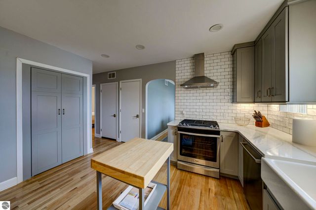 10220 S West Bay Shore Drive, Traverse City, MI 49684