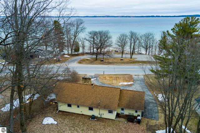 10220 S West Bay Shore Drive, Traverse City, MI 49684