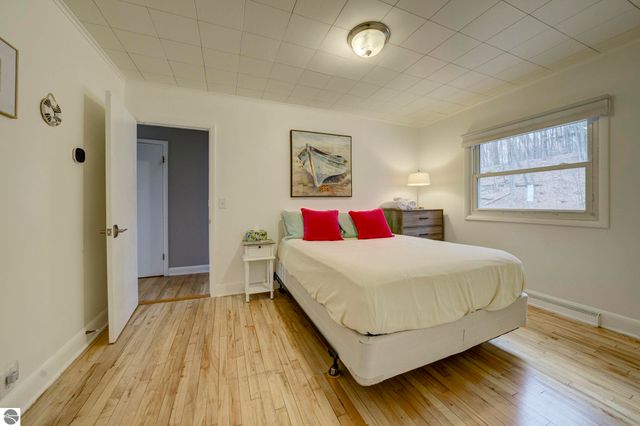 10220 S West Bay Shore Drive, Traverse City, MI 49684