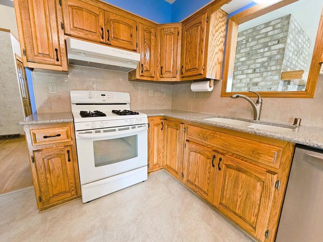 W291S6773 East Woods COURT, Mukwonago, WI 53149