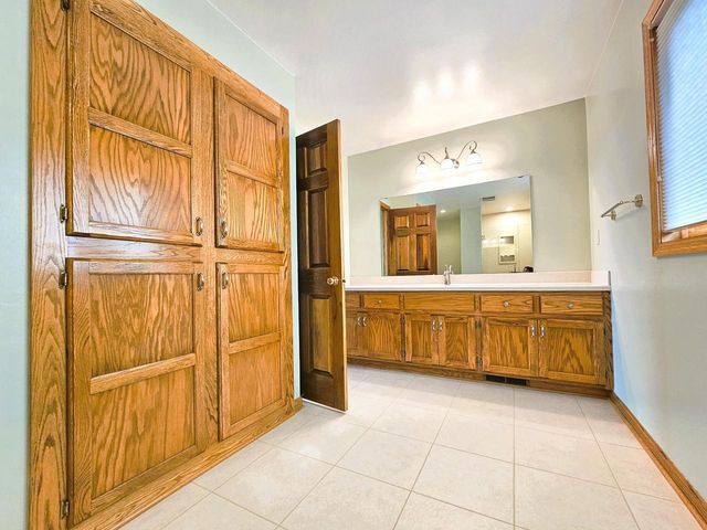 W291S6773 East Woods COURT, Mukwonago, WI 53149
