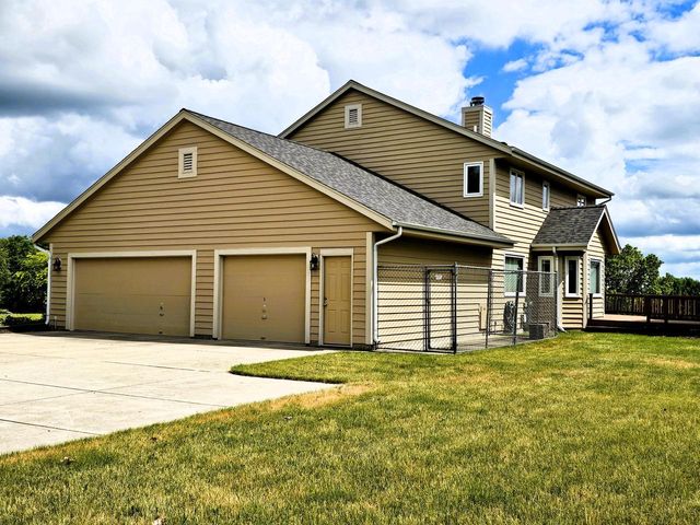 W291S6773 East Woods COURT, Mukwonago, WI 53149