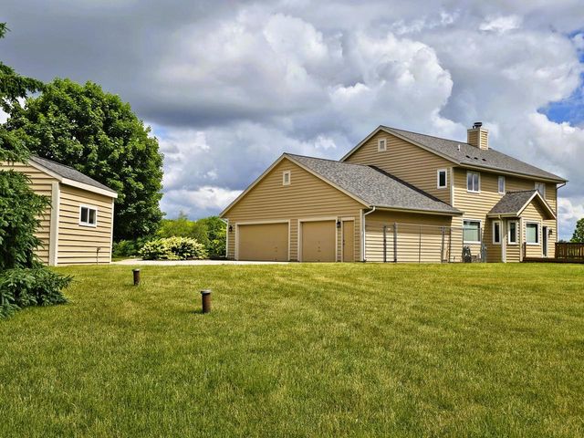 W291S6773 East Woods COURT, Mukwonago, WI 53149