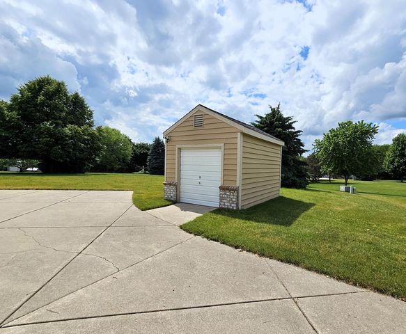 W291S6773 East Woods COURT, Mukwonago, WI 53149