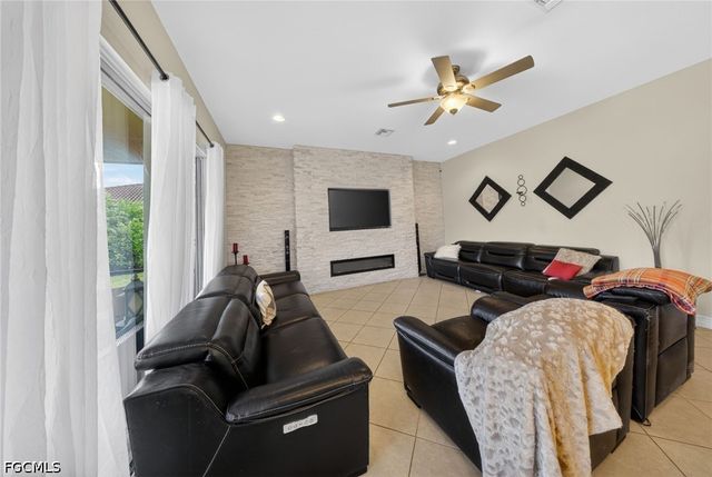 3330 Banyon Hollow LOOP, North Fort Myers, FL 33903