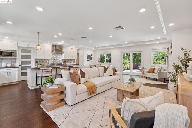 230 Valley Dr, Pleasant Hill, CA 94523
