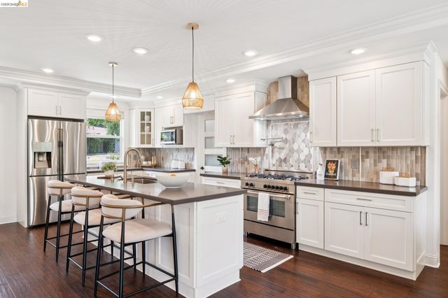 230 Valley Dr, Pleasant Hill, CA 94523