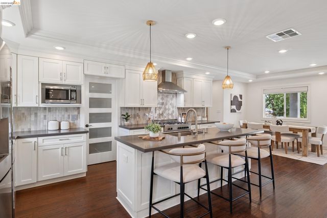 230 Valley Dr, Pleasant Hill, CA 94523