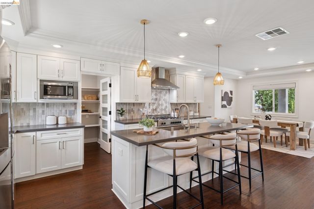230 Valley Dr, Pleasant Hill, CA 94523