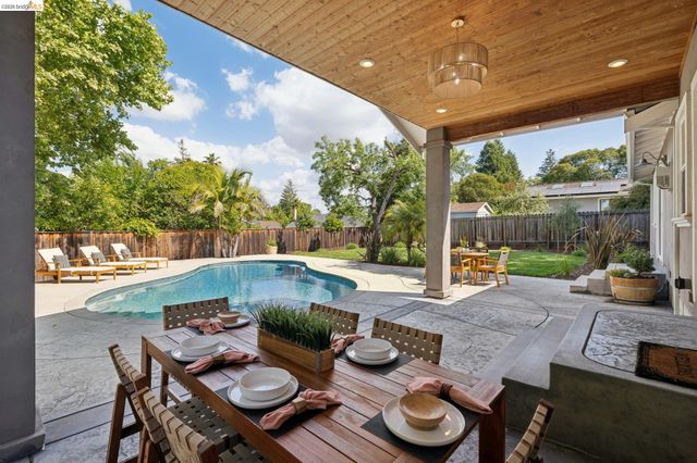 230 Valley Dr, Pleasant Hill, CA 94523