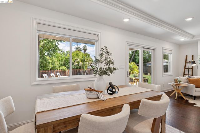 230 Valley Dr, Pleasant Hill, CA 94523