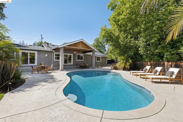 230 Valley Dr, Pleasant Hill, CA 94523