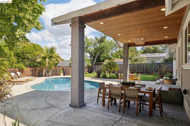 230 Valley Dr, Pleasant Hill, CA 94523