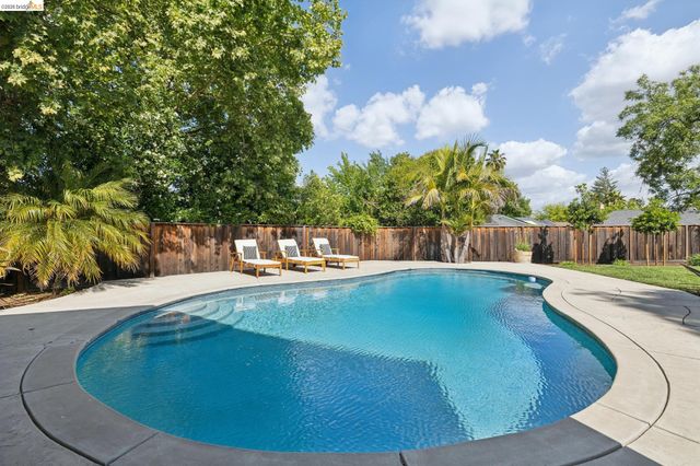 230 Valley Dr, Pleasant Hill, CA 94523