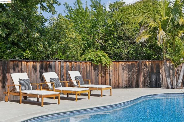 230 Valley Dr, Pleasant Hill, CA 94523