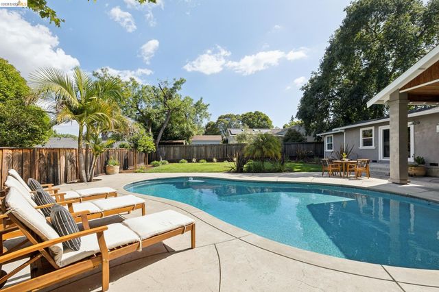 230 Valley Dr, Pleasant Hill, CA 94523